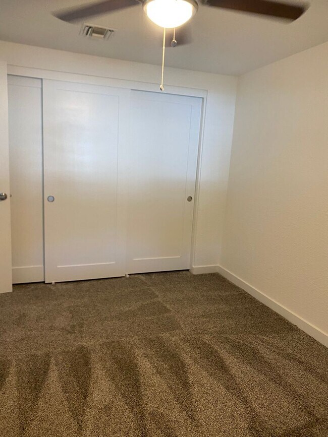 Building Photo - Louise