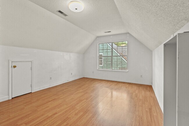 Building Photo - 1382 Center Lake Dr
