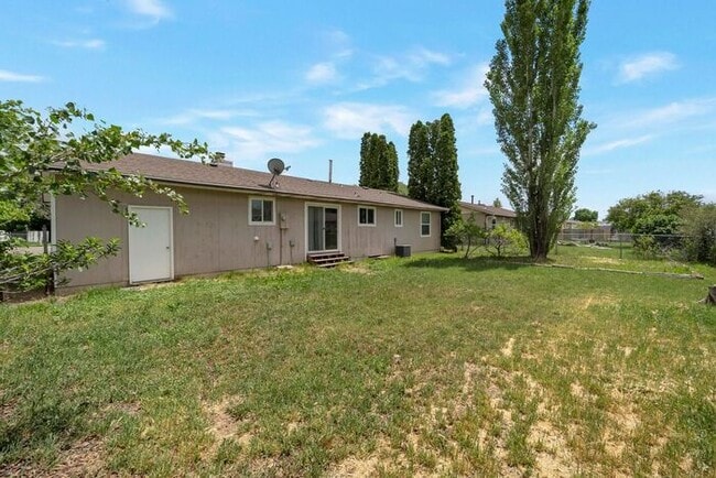 Building Photo - Updated Provo Home w yard + attached 2 car!
