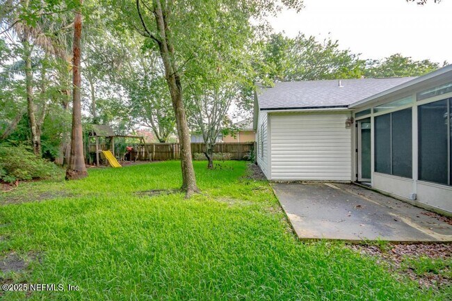 Building Photo - 2058 Forest Gate Dr E