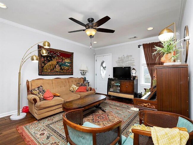 Building Photo - 574 Church St