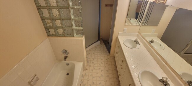 Building Photo - Beautiful house with natural light