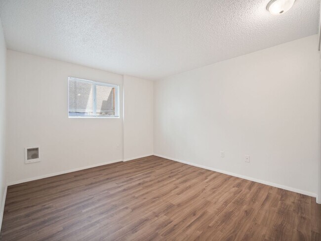 Building Photo - ONE BEDROOM IN DESIRABLE MILLWOOD NEIGHBOR...