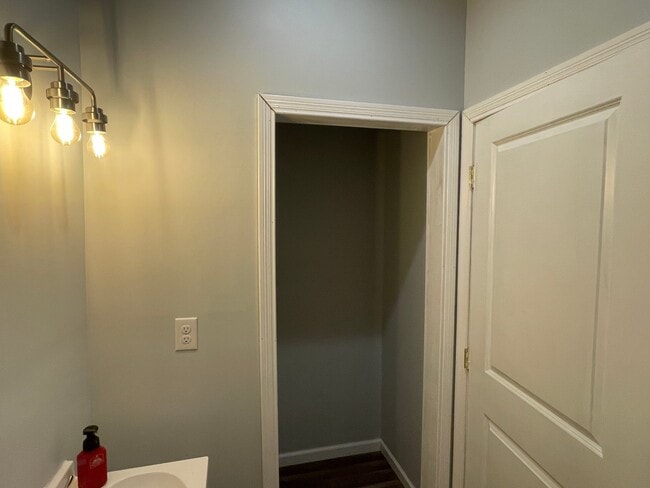 Building Photo - 5434 Pine Ridge Rd