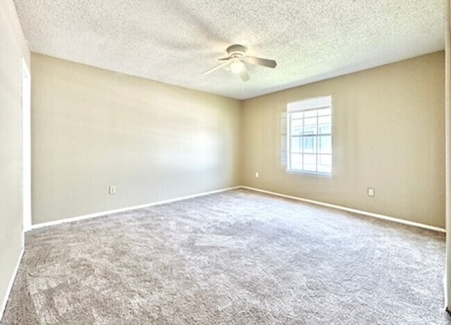 Building Photo - 2 Bedroom Upstairs Condo Located off Perki...
