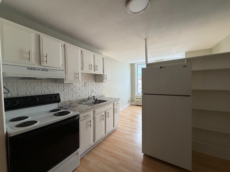 Building Photo - 231 Main St