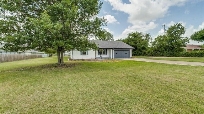 Building Photo - 16 Estates Rd