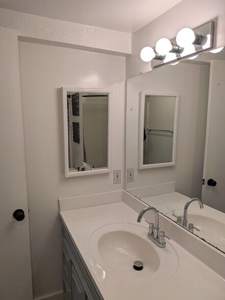 Building Photo - 626 N Cahuenga Blvd