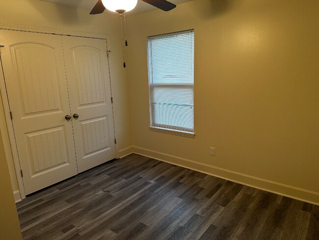 Building Photo - 9419 N Robinhood Ave