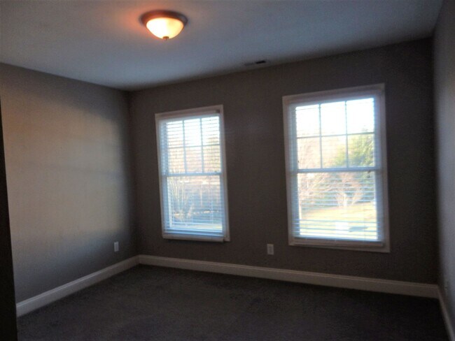 Building Photo - Quality 3 BR Townhome; Convenient to Med C...