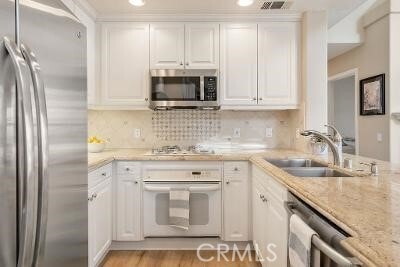 Building Photo - 17 Auvergne