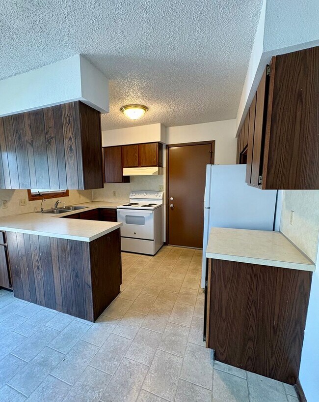 Building Photo - 3 bedroom 2 bathroom