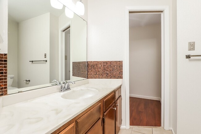 Building Photo - $250 OFF first months rent!!! 3 bedroom 2....