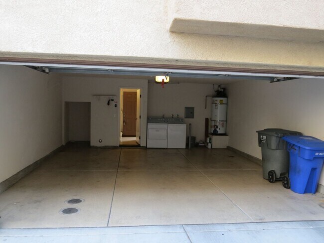 Building Photo - Rancho Coronado / Discovery Hills San Marcos Townhome- CSUSM Close