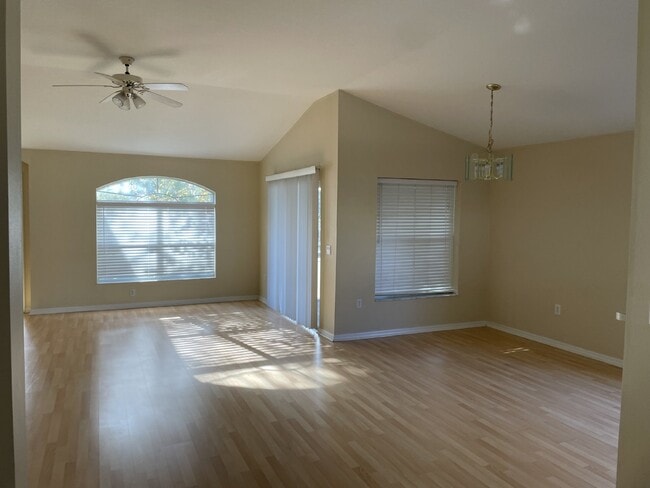 Building Photo - 3 Bedroom, 2 Bath Available Now in Beautif...