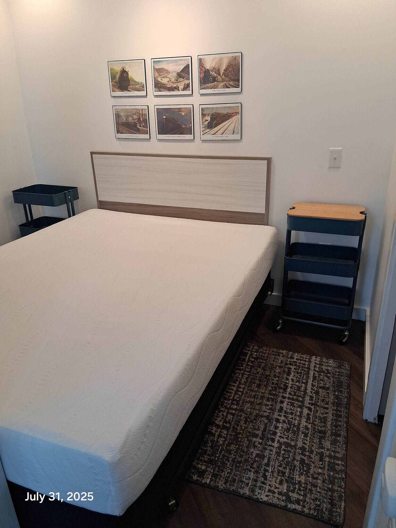 Queen size bed - 818 12th St
