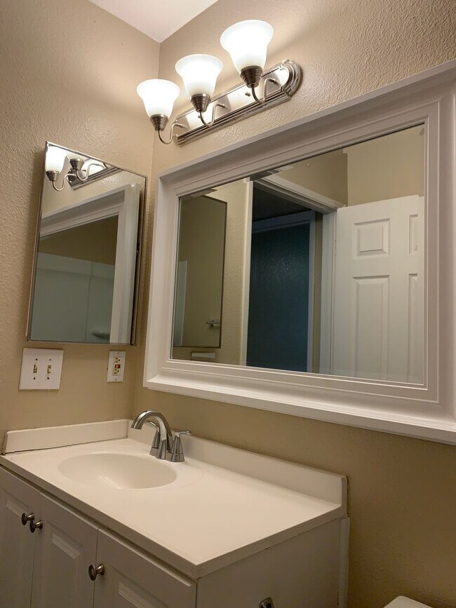 Building Photo - 4401 Parkwood Ct