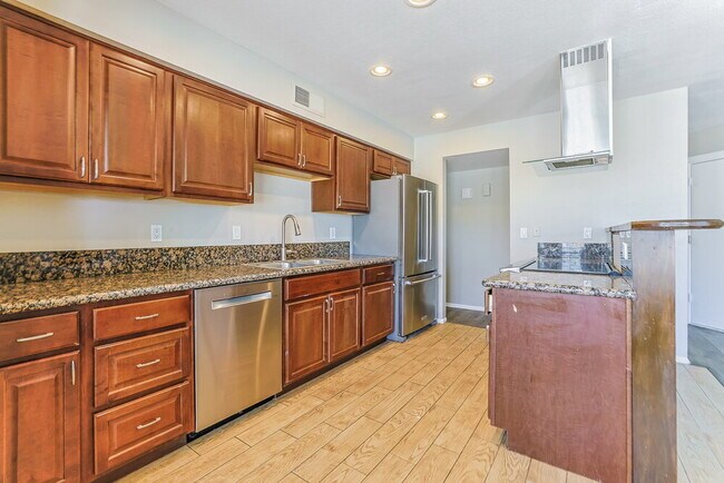 Building Photo - 736 W El Prado Rd