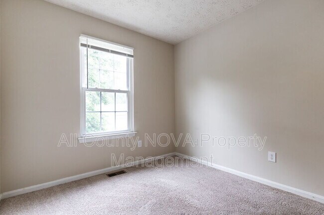 Building Photo - 17 Heather Ln