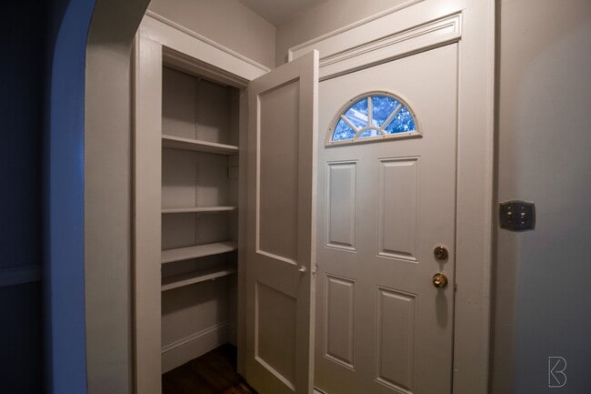 Building Photo - Prime location & Space!