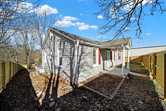 Building Photo - Lovely Three Bed Two Full Bath Ranch Home ...