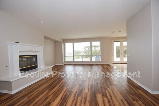 Building Photo - 2895 Diamond Dr