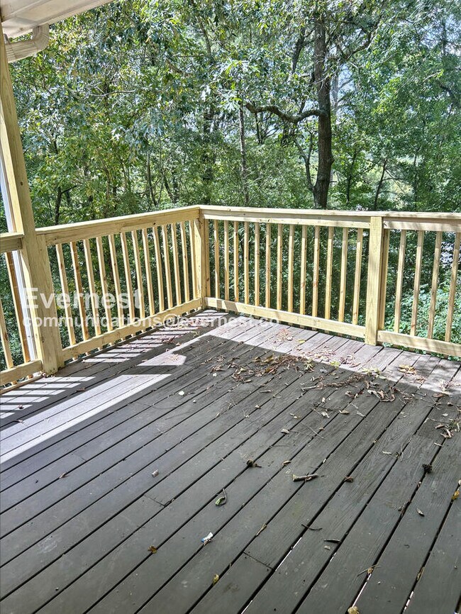 Building Photo - 3 Bed, 2 Bath Home with Garage / Pet-Friendly / Vouchers Accepted / Coming Soon!