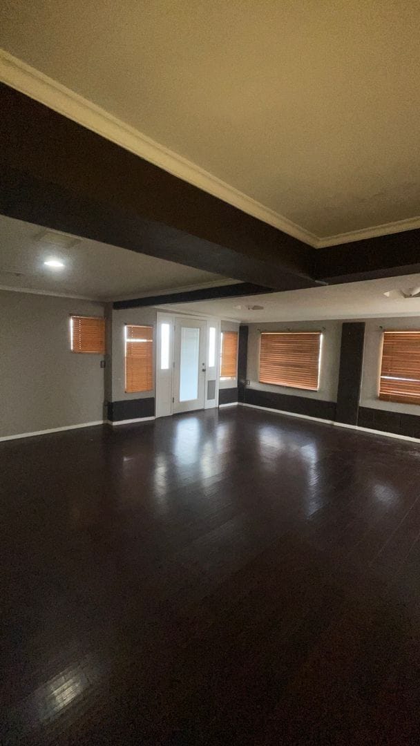 Building Photo - Charming and spacious 3-Bedroom 2 bath house.