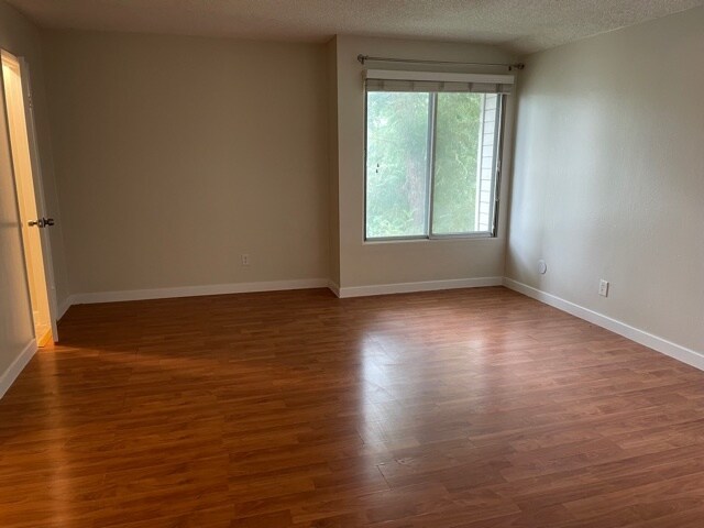 Bedroom - 14970 Victory Blvd