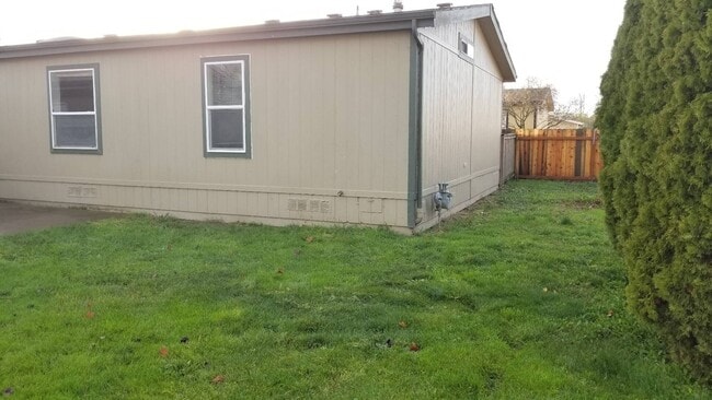 Building Photo - Pet Friendly 4 bedroom 2 bath home w/ 2 car garage