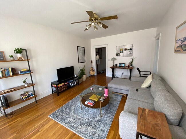 Building Photo - Beautiful renovated unit in Brighton available July 1st!
