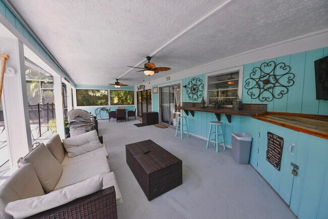 Building Photo - 6432 SE Clairmont Pl