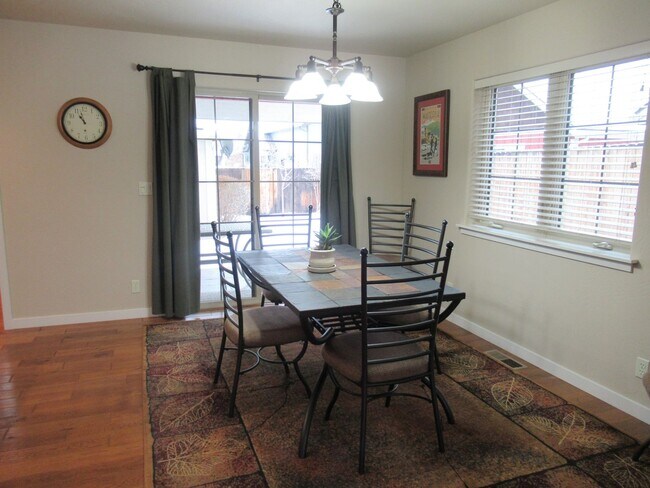 Building Photo - 2 Bed 2.5 Bath Furnished River Lakes Townhouse!