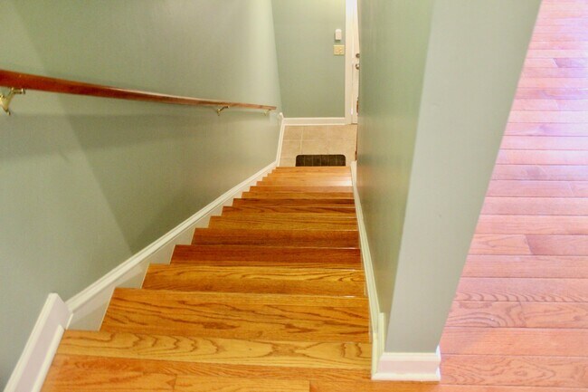 Building Photo - Large Townhome with a garage for rent! Lar...