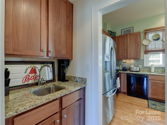 Building Photo - 2228 Lyndhurst Ave