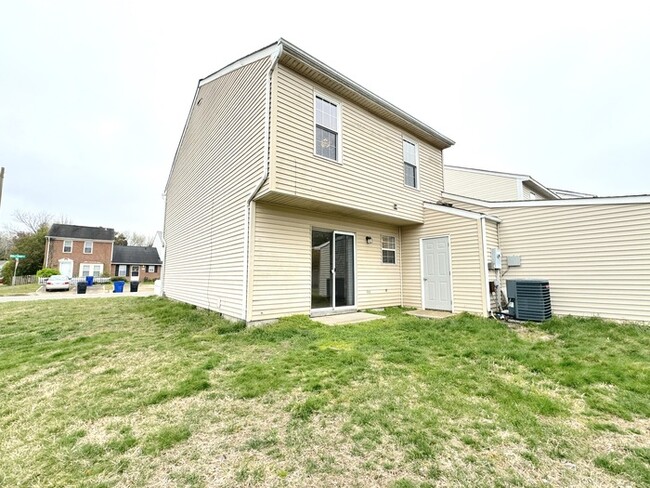 Building Photo - GORGEOUS TOWNHOME IN VIRGINIA BEACH