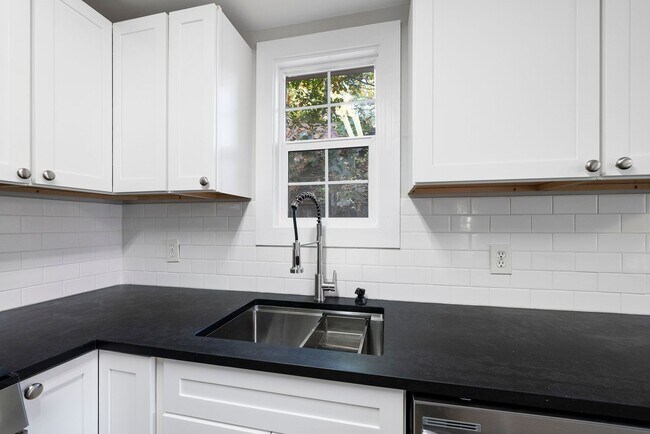 Building Photo - 900 Branch St