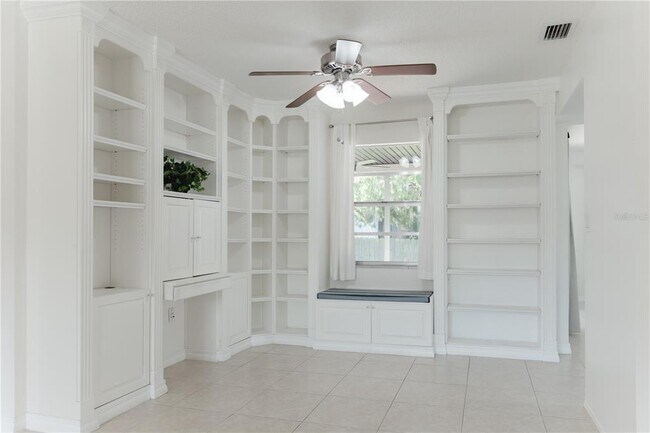Building Photo - 6520 Meadowbrook Ln