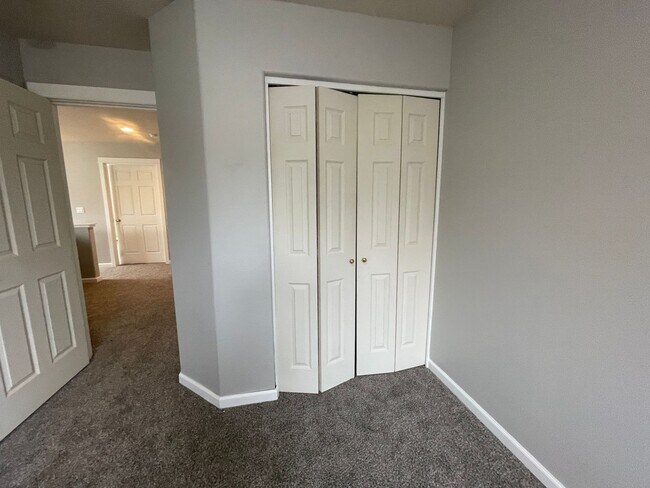 Building Photo - BEAUTIFUL 3 BEDROOM AND 2.5 BATHROOM TOWNHOUSE IN SOUTHWEST REDMOND!