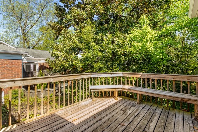 Building Photo - 666 Yorkshire Rd NE