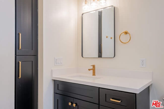 Building Photo - 216 N Catalina Ave