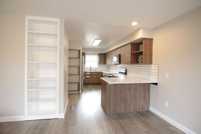 Building Photo - Updated 2 Bed 2 South Hill property 10 min from Medical District hospitals