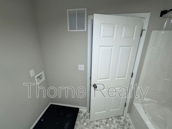 Building Photo - 815 Belleview Ave