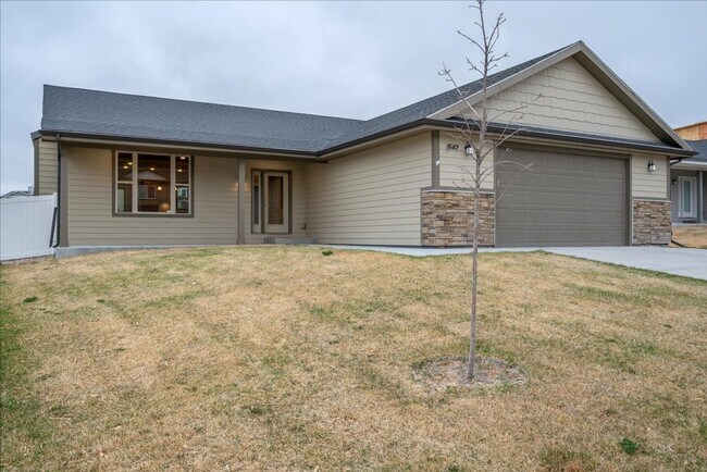 Building Photo - Modern, spacious, and move-in ready—this is the rental you’ve been waiting for!