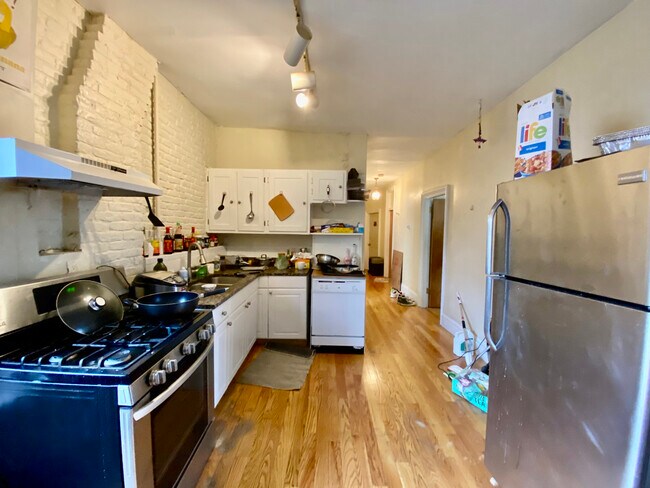 Primary Photo - 86 Hammond St