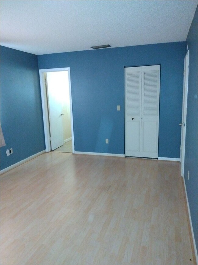 Building Photo - 2 bed 2 bath house for rent