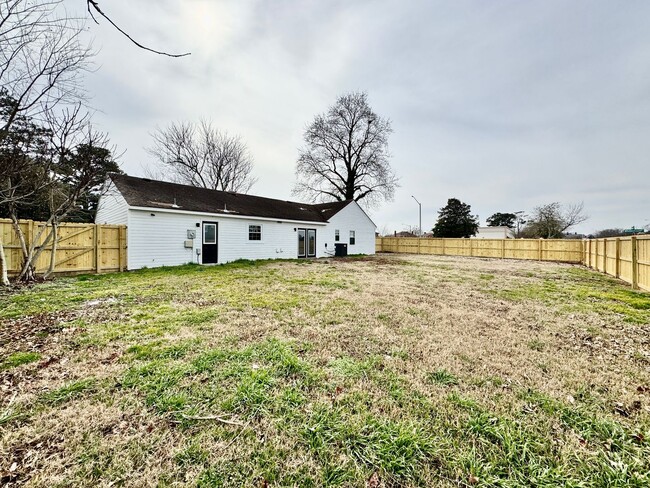 Building Photo - Fully-Renovated Ranch Home Available 03-19-26! Fenced Backyard - Pet Friendly - Washer & Dryer In...