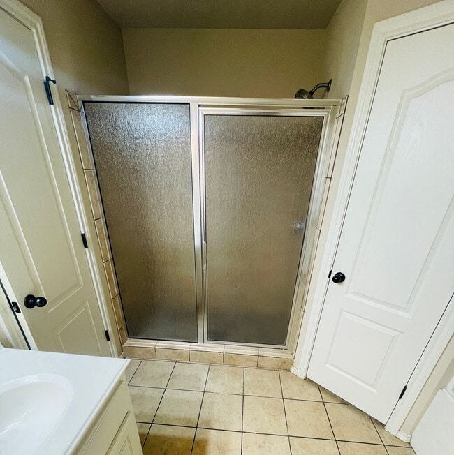 Building Photo - 3/2/2 - South of Loop 289, off of 89th & A...