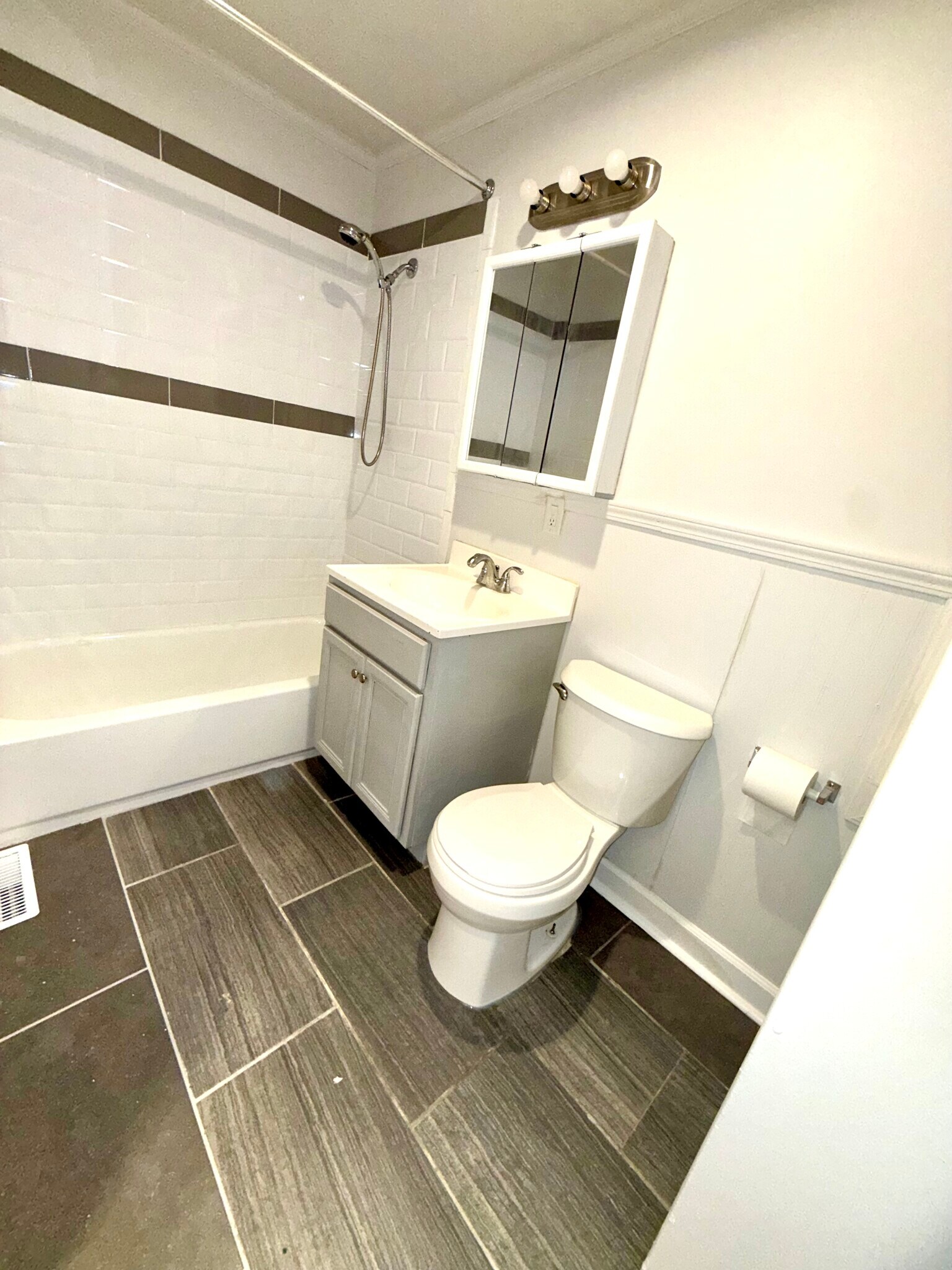 Full Bath - 1801 Lyons St