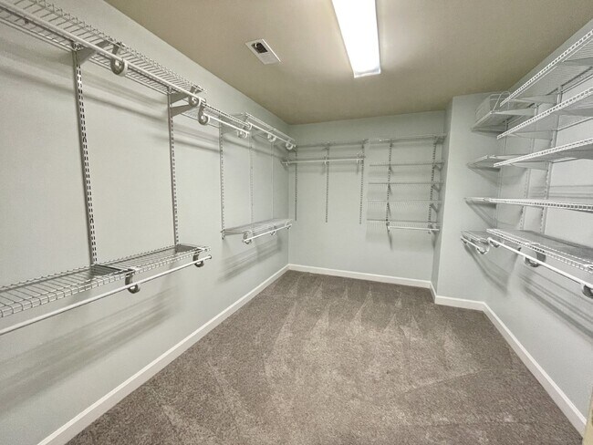 Building Photo - 5 bed, 3 bath Nest in Surrey Meadows